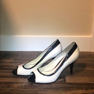 NWOT Bandolino kitten heel peek-a-boo heels